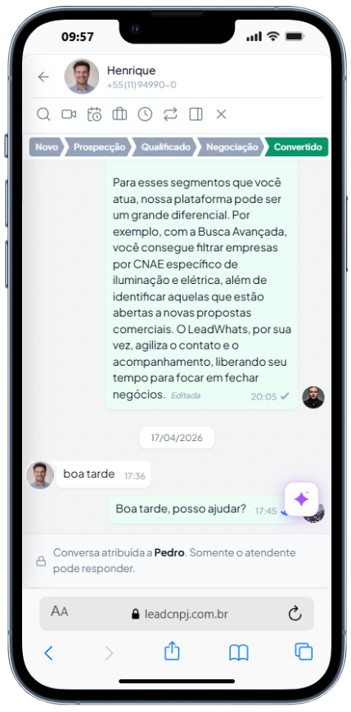LeadWhats em produção no celular — conversa com lead qualificado pelo pipeline Kanban do CRM da LeadCNPJ.